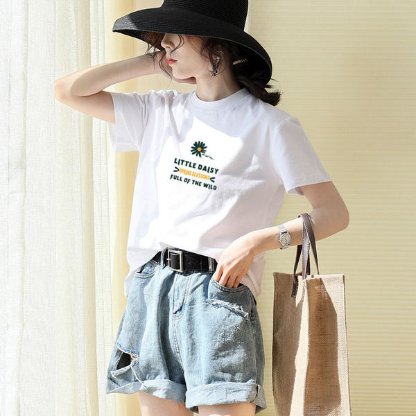 Ежедневна тениска с различни апликации 