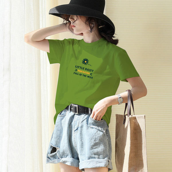 Ежедневна тениска с различни апликации 