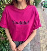 Широк модел дамска тениска с надпис и овално деколте