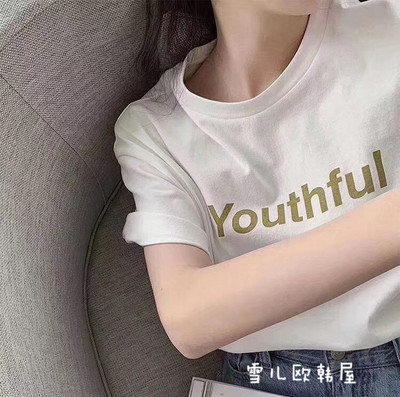 Широк модел дамска тениска с надпис и овално деколте