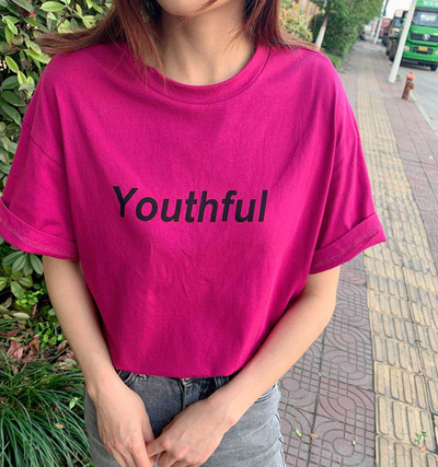 Plataus modelio moteriški marškinėliai su užrašu ir ovalia iškirpte