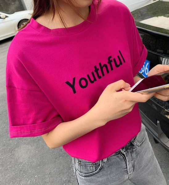 Широк модел дамска тениска с надпис и овално деколте 