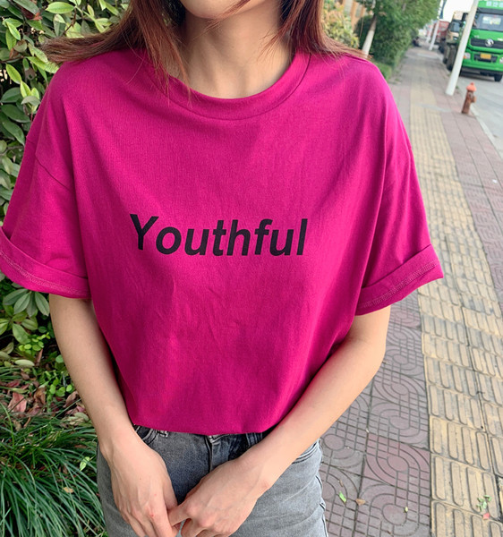 Широк модел дамска тениска с надпис и овално деколте 