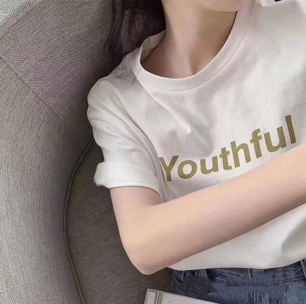 Широк модел дамска тениска с надпис и овално деколте 