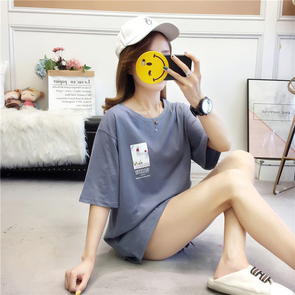 Широка лятна тениска с апликация в няколко цвята