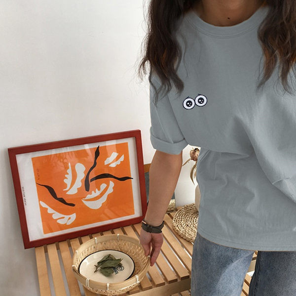 Широка едноцветна тениска с щампа