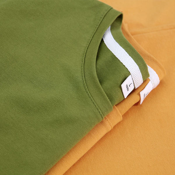 Модерна дамска близа с овално деколте и надпис