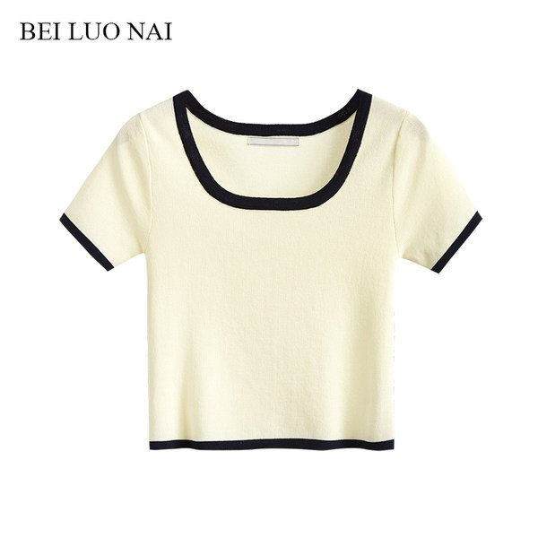 Къса вталена блуза с къс ръкав и овално деколте