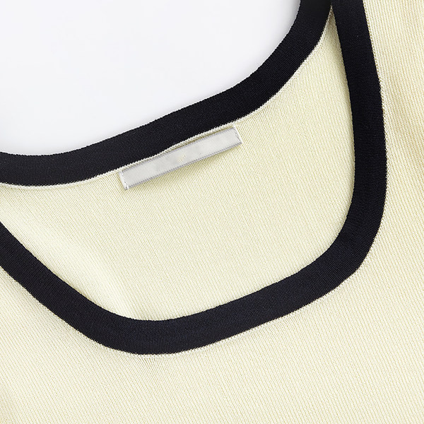 Къса вталена блуза с къс ръкав и овално деколте