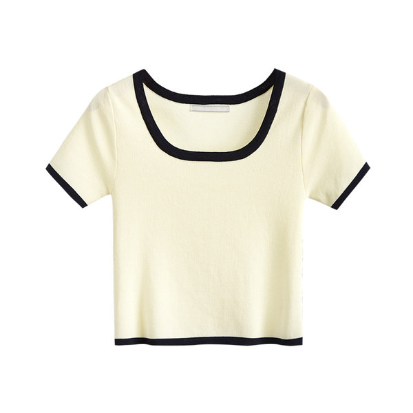 Къса вталена блуза с къс ръкав и овално деколте