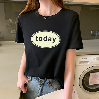 Дамска широка тениска с О-образно деколте и щампа