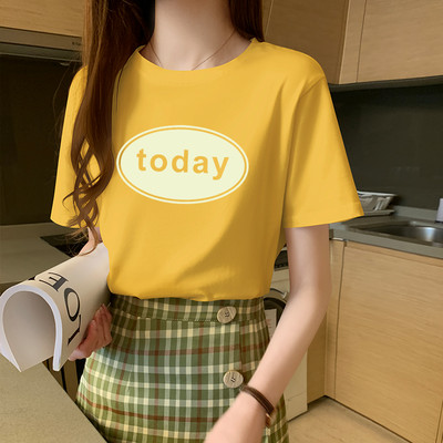 Дамска широка тениска с О-образно деколте и щампа