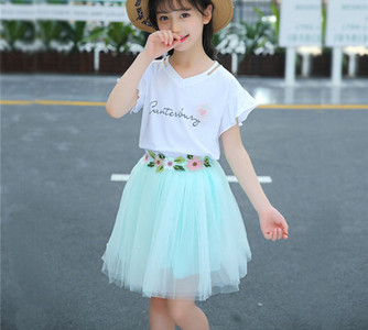 Комплект от две части за момичета с пола с бродерия и тениска с къс ръкав