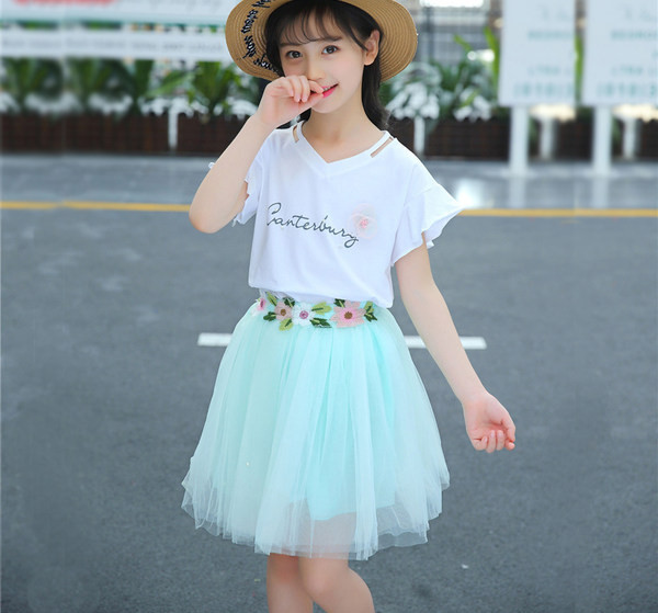 Комплект от две части за момичета с пола с бродерия и тениска с къс ръкав