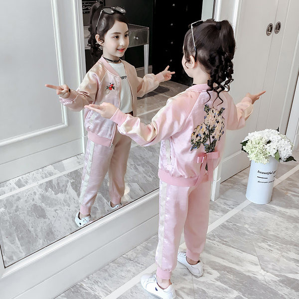 Детски спортно-ежедневен комплект с лъскав ефект и бродерия