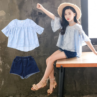 Модерен детски комплект от две части - блуза и къси дънки