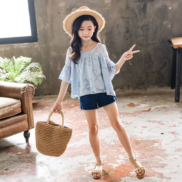 Модерен детски комплект от две части - блуза и къси дънки 