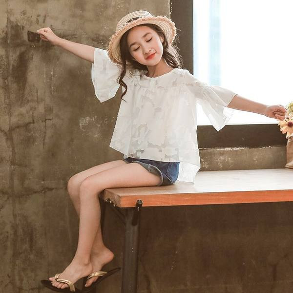 Модерен детски комплект от две части - блуза и къси дънки 