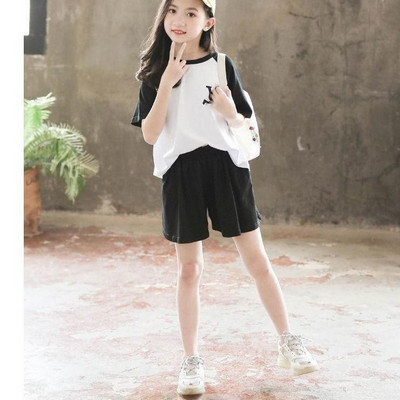 Спортен комплект от две части -тениска и къси панталони