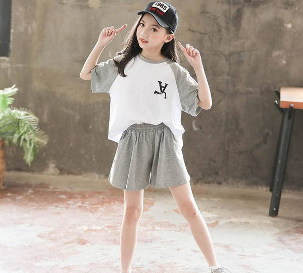 Спортен комплект от две части -тениска и къси панталони