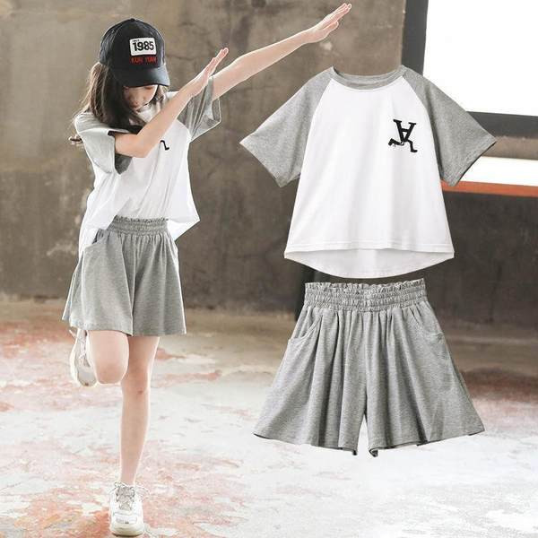 Спортен комплект от две части -тениска и къси панталони