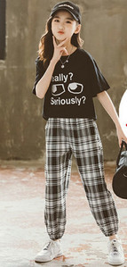 Пролетно-летен сет от тениска и карирани панталони