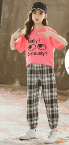 Пролетно-летен сет от тениска и карирани панталони