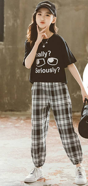 Пролетно-летен сет от тениска и карирани панталони