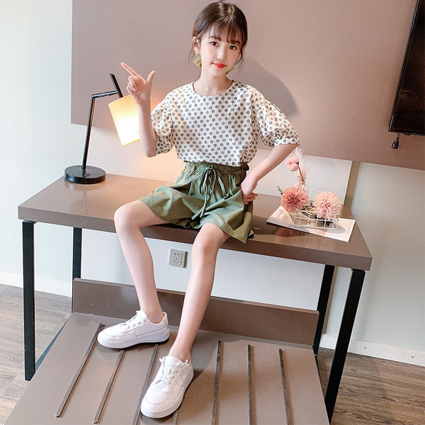 Детски летен комплект с къс ръкав и къс панталон с висока талия и връзки