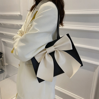 Дамска квадратна чанта от еко кожа с панделка