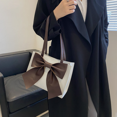 Дамска квадратна чанта от еко кожа с панделка