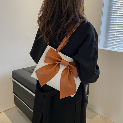 Дамска квадратна чанта от еко кожа с панделка