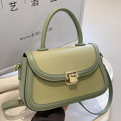 Кожена чанта с метално закопчаване и дълга дръжка за жени