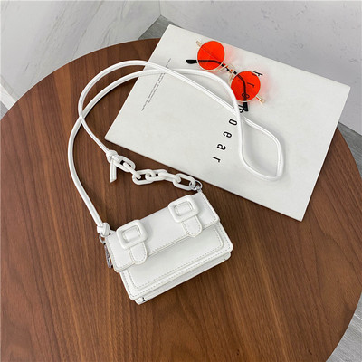 Квадратна чанта от еко кожа с метално закопчаване за жени