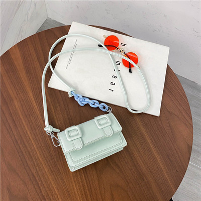 Квадратна чанта от еко кожа с метално закопчаване за жени