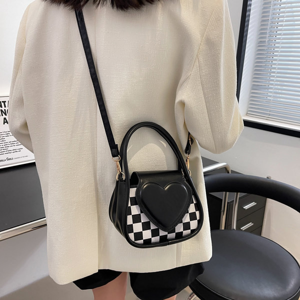 Модерна чанта от еко кожа със сърце