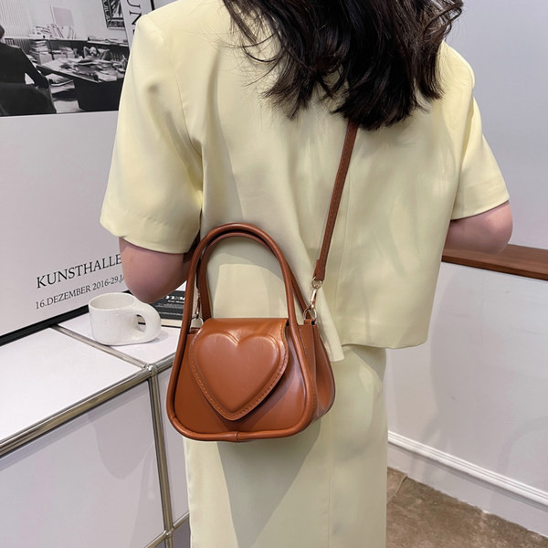 Модерна чанта от еко кожа със сърце