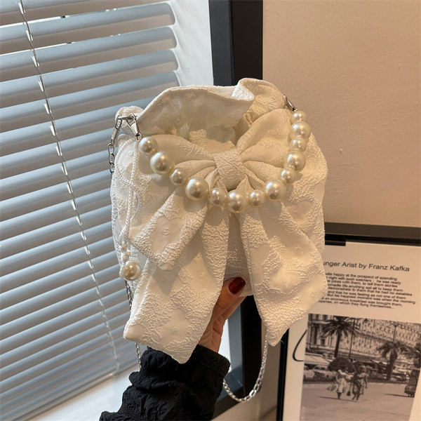 Дамска кожена чанта с перли и метална верижка 