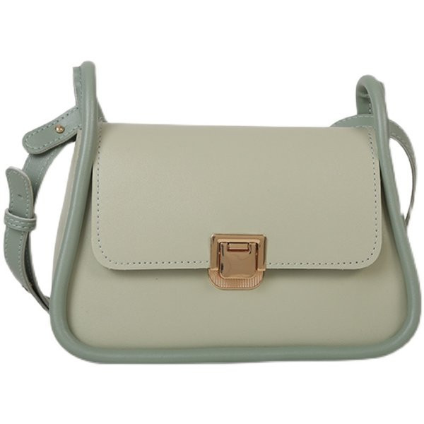 Стилна кожена чанта в квадратна форма и метално закопчаване 