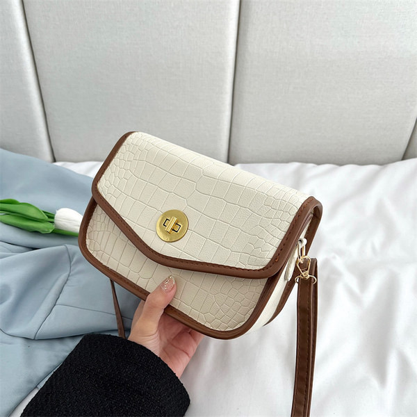 Модерна кожена чанта със закопчалка