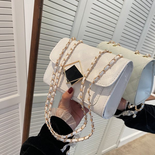 Модерна малка чанта от еко кожа с метално  закопчаване