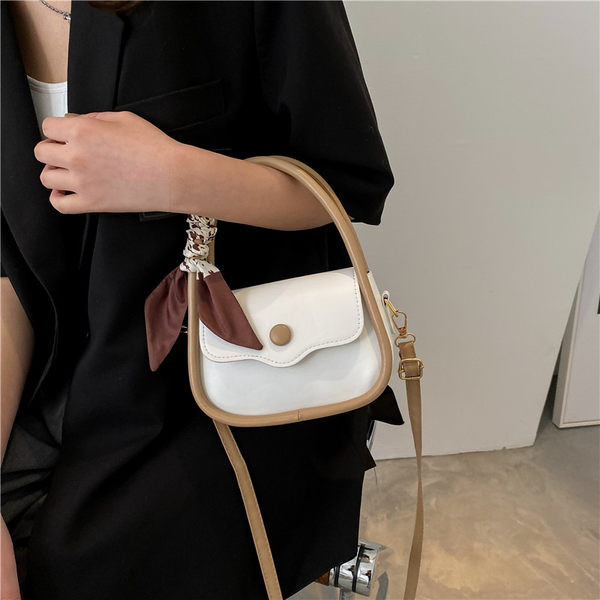 Малка дамска чанта от еко кожа с метално закопчаване