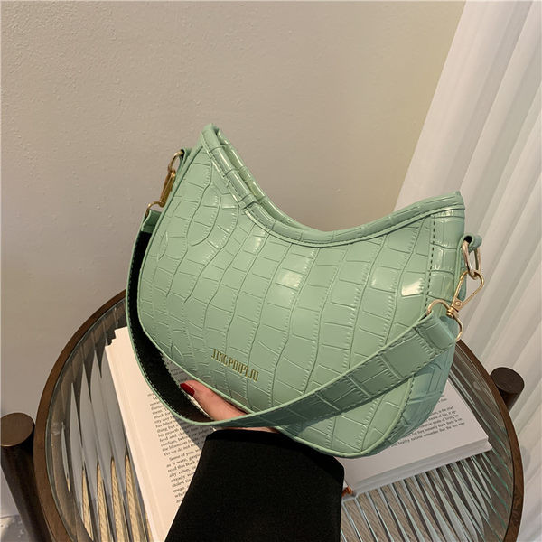 Дамска кожена чанта с надпис и цип