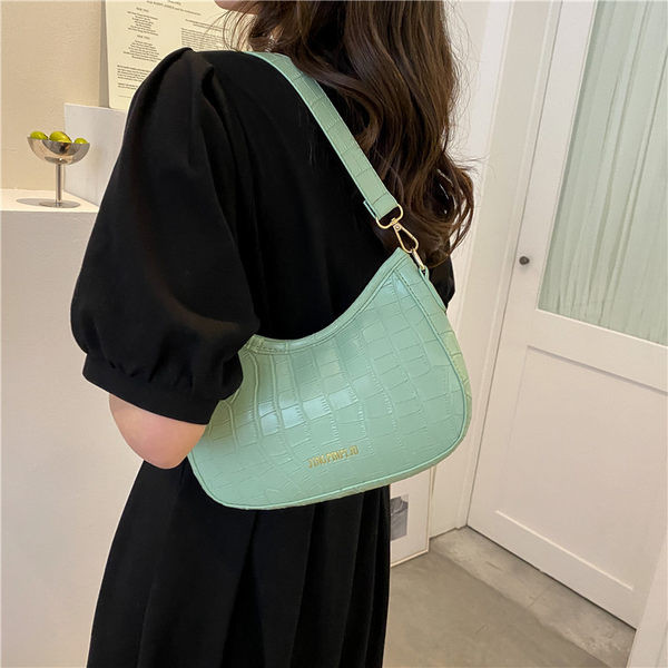 Дамска кожена чанта с надпис и цип