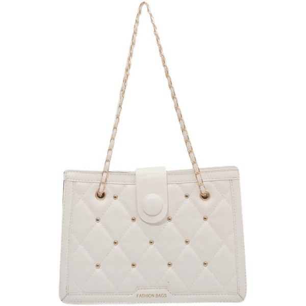 Дамска капитонирана чанта с нитове и верижка 