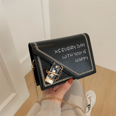 Модерна дамска чанта от еко кожа с метално закопчаване и дръжка