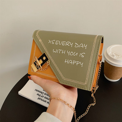 Модерна дамска чанта от еко кожа с метално закопчаване и дръжка