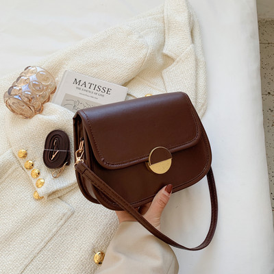 Нов модел дамска чанта с метална закопчалка