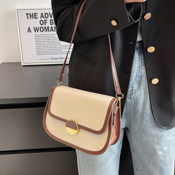 Нов модел дамска чанта с метална закопчалка