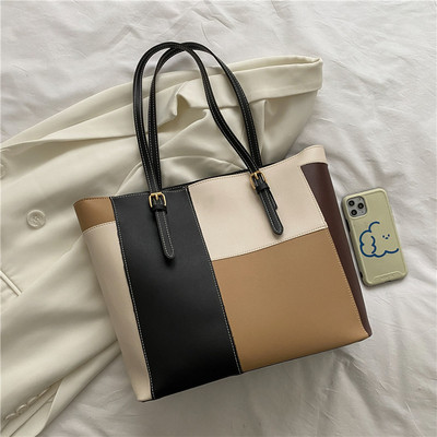 Дамска чанта тип торба с метални катарами